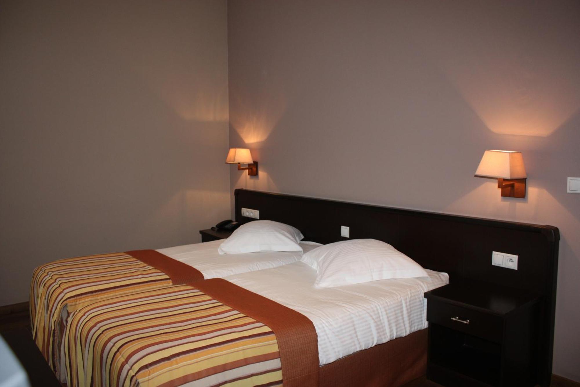 Hotel Giorgi Et Logements Insolites-Jacuzzi Prive Bastogne Exterior foto
